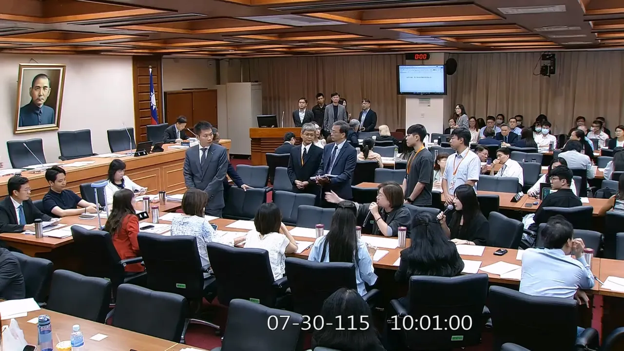 李洋「罰站」影片全程還原　兩女綠委連珠炮大戰羅廷瑋讓他不敢坐