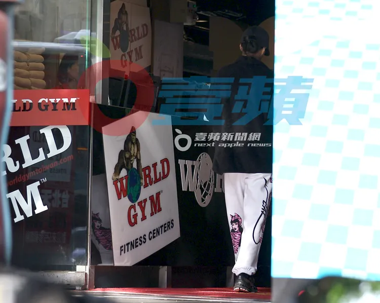 關穎回家換衣服，1小時後，穿著跟Lisa同款精品潮牌運動褲到健身房繼續運動。特勤中心攝