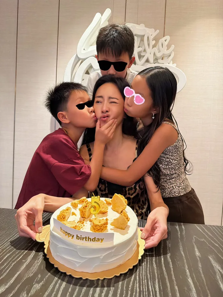 關穎的3個寶貝為她慶祝50歲生日。