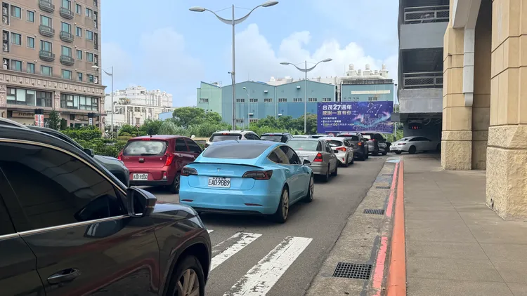 進入弁茂的車潮。台茂提供