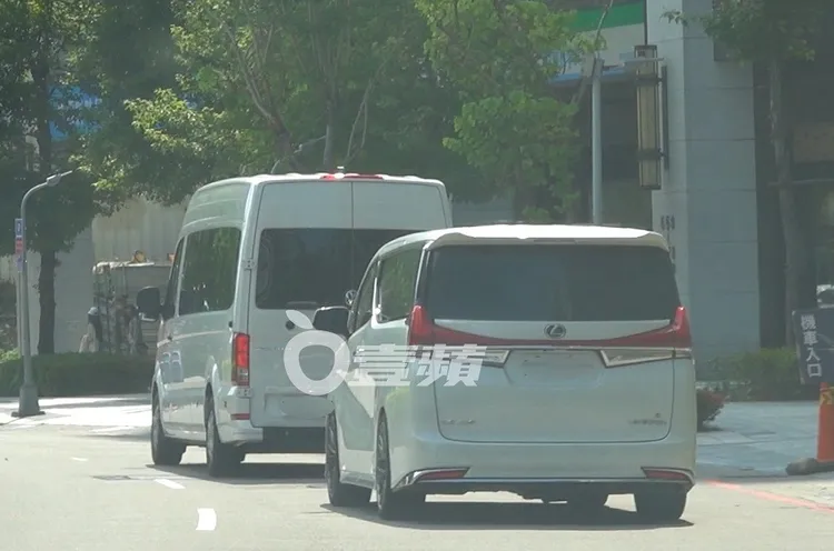 Ray一行人坐上大型保母車，工作人員也坐上凌志LM保母車一起離開。特勤中心攝