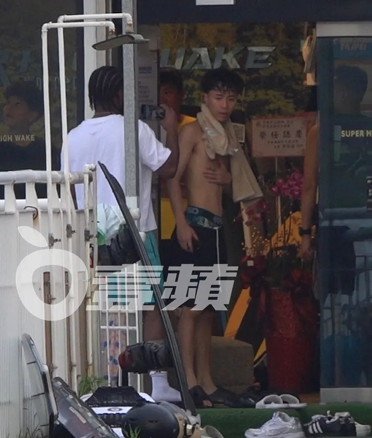 Ray披著毛巾走出來尋找自己的衣服。特勤中心攝