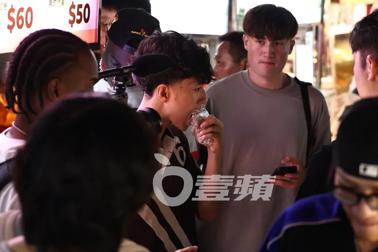 Ray吃著花生捲冰淇淋，享受台灣在地美食。特勤中心攝