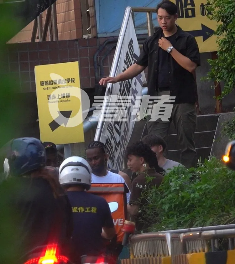 Ray準備上車前，遇到等紅綠燈的騎士熱情打招呼。特勤中心攝