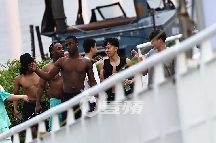 Ray一行人結束水上活動後，邊直播邊走到滑水學校休息。特勤中心攝