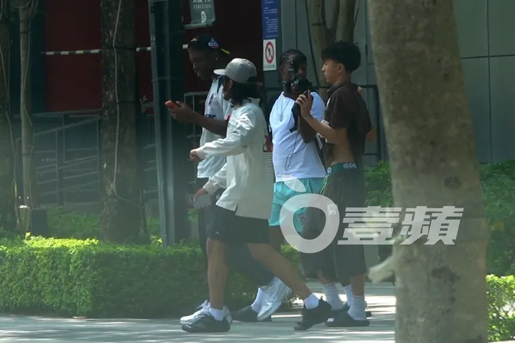 Ray（右）一行人到新莊宏匯廣場用餐，吃飽後準備上車離開。特勤中心攝