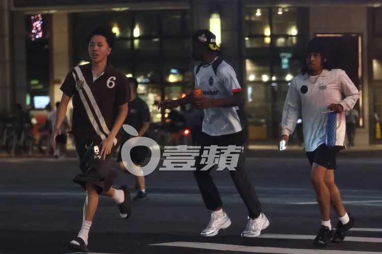 Ray（左）帶著Madi及Kelo奔跑過斑馬線。特勤中心攝