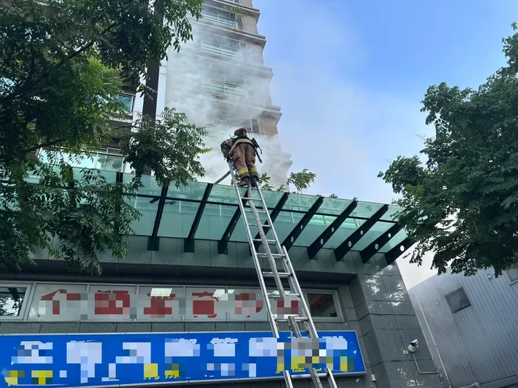 消防員架梯子上屋簷救下1男1女，所幸意識清楚，預防性送醫。翻攝畫面