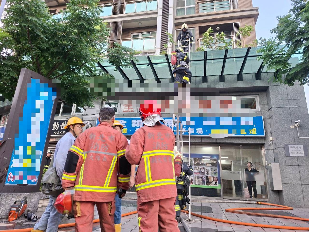 三重住宅大樓竄濃煙!1對男女受困3樓屋簷 警消架梯救出送醫