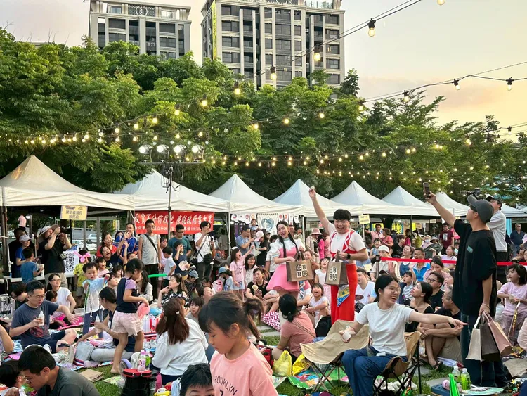 親子共遊草地夏日。公所提供