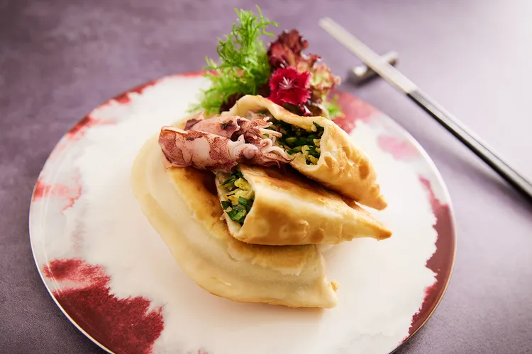 「小卷韭菜盒子」（每份380元），將新鮮小卷與翠嫩鮮香的韭菜拌製成餡，每一口都能品嚐到海鮮鮮甜與韭菜香氣交織出的迷人滋味。JR東日本大飯店台北提供