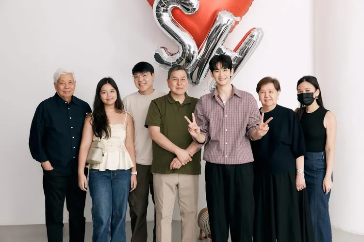 金秀賢（右三）與品牌工作人員合照。翻攝bcbench IG