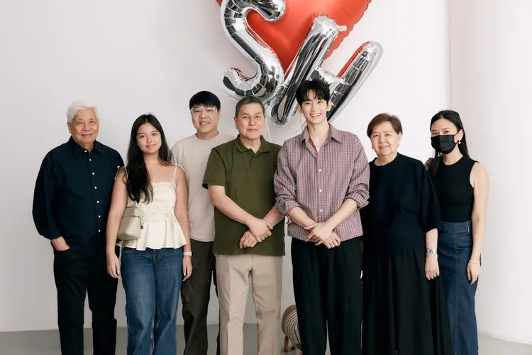 金秀賢（右三）在非公開的情況下拍廣告。翻攝bcbench IG