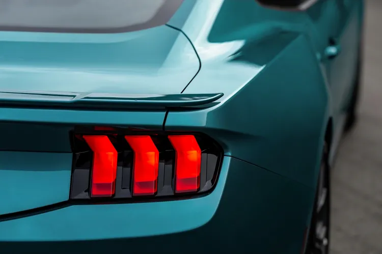 新年式新增Adriatic Blue Metallic限量車色，靈感來自1980年代第三代Fox Body Mustang的經典藍色塗裝。業者提供
