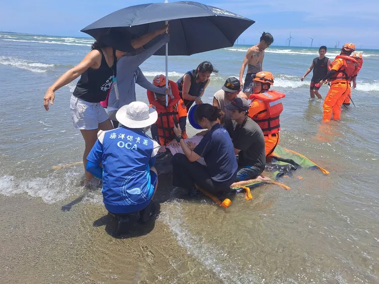 海保救援網（MARN）團隊及海巡同仁第一時間於現場進行保定處置。翻攝畫面