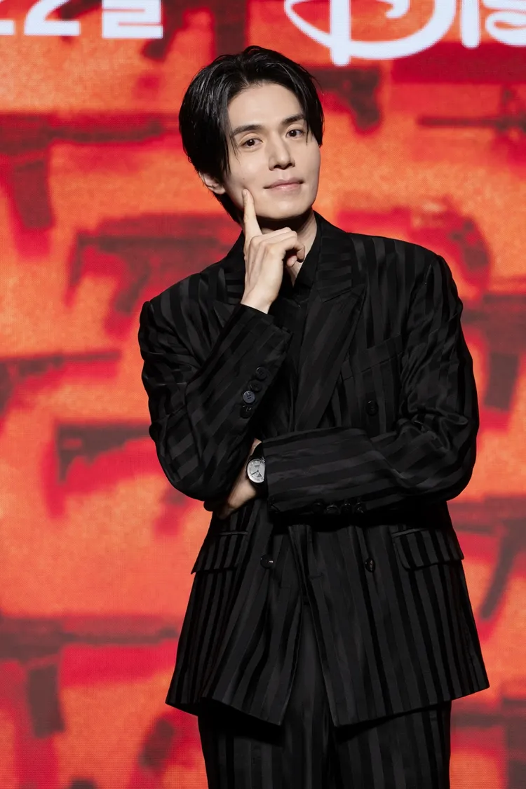 李棟旭續演殺手「鄭進灣」，不擔心被拿來與最近同樣是動作題材的《鐵拳教育》、《金特務：本色回歸》做比較。Disney+提供