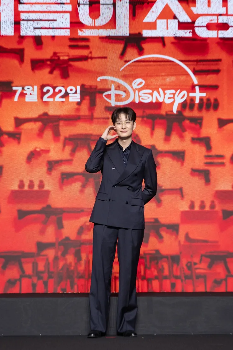 岡田將生首度參與韓劇，飾演傭兵殺手。Disney+提供