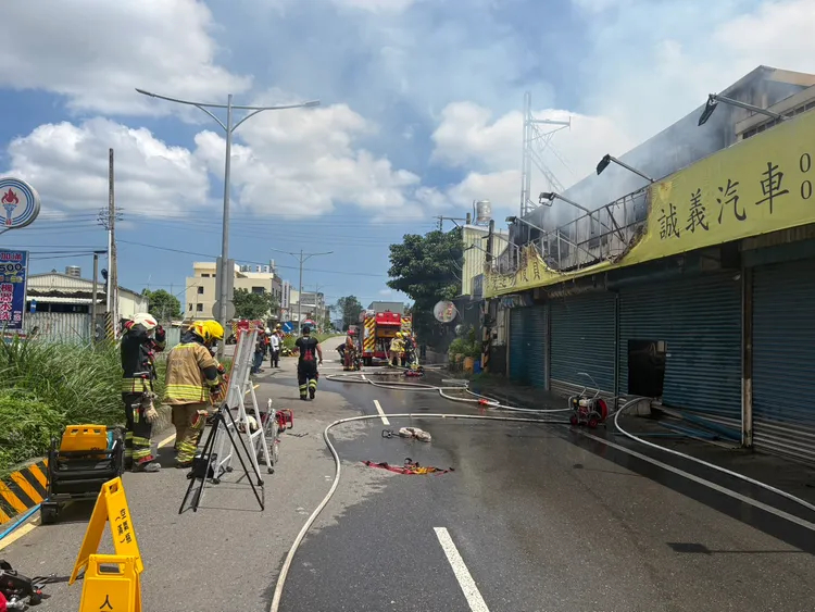 警義消灌救。新竹縣消防局提供