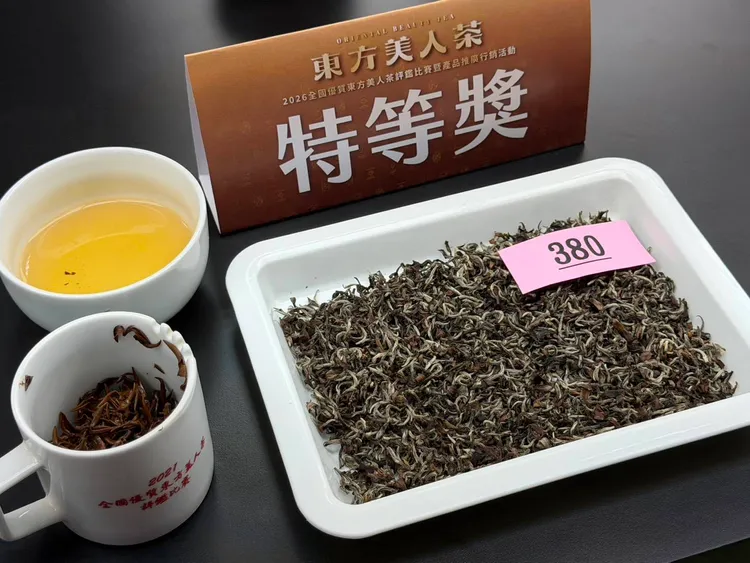 苗栗茶農韓順雄奪特等獎。農業局提供