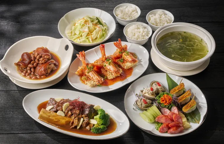 《超值美食通用券》可於米香台菜餐廳使用，旅展限定推出三人合菜，集結花生滷豬腳、秘製牛小排及虎掌燴烏參等經典台菜。台北美福大飯店提供 