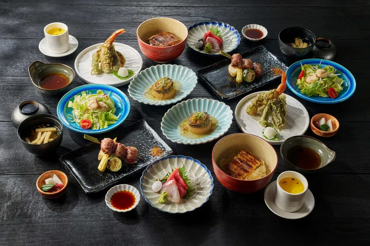 《超值美食通用券》可於晴山日本料理兌換「主廚特選雙人套餐」，集結磯煮鮑魚、炭烤牛小排番茄串及炭燒鰻魚丼等多道人氣料理。台北美福大飯店提供 