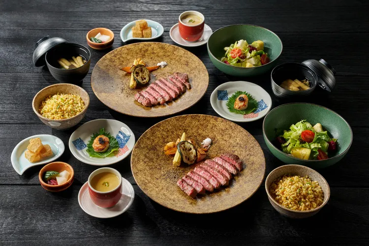 喜愛鐵板料理的饕客，可購買《超值美食通用券》選擇晴山日本料理《鐵板雙人套餐》，一次品嚐鮮活海味與頂級牛肉。台北美福大飯店提供 