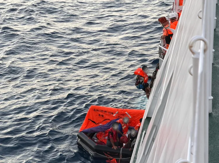 船長及船員等6人在海上漂流近10小時後獲救。翻攝照片