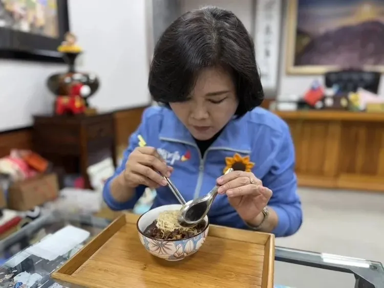 張麗善堅持跑完後續行程，再安排到醫院檢查，中午同仁也準備豬腳麵線替她壓驚。縣府提供