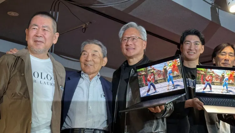 NVIDIA創辦人暨執行長黃仁勳與《擬真格鬥》創作者鈴木裕、SEGA前總裁入交昭一郎、執行長里見治紀及營運長內海州史共同亮相，並以遊戲畫面紀念雙方合作逾30年的里程碑。NVIDIA提供