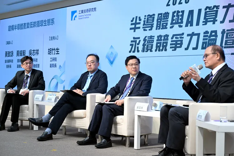 工研院和產業界領袖對談，探討建構半導體產業低碳循環生態系的發展策略與合作契機。左起為金兆鎔科技技術長黃致詠、環球晶圓副總經理黃耀毅、南亞科技資深副總經理吳志祥、工研院副院長胡竹生。工研院提供