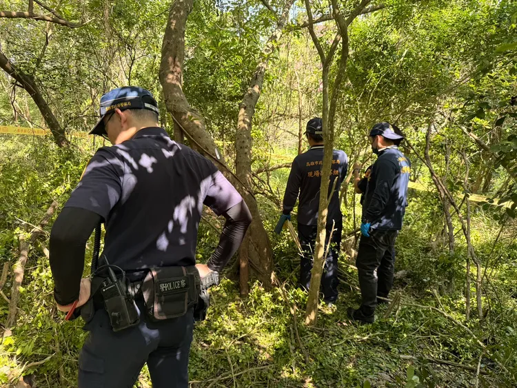高雄都會公園樹叢發現白骨，警方鑑識中。翻攝畫面