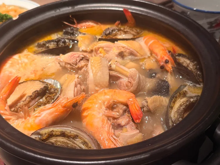 鮑福記鮑魚雞湯火鍋營業至凌晨一點半，宵夜時段可以喝到暖胃雞湯。。陳揚盛攝