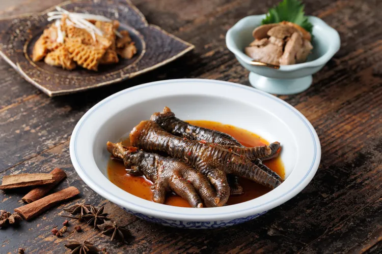 特色麻辣熟食的「麻辣鳳爪」燉煮得入味軟嫩。69元/隻、198元/3隻。業者提供