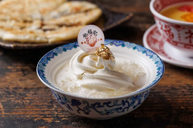 用餐尾聲的燕窩金箔冰淇淋每份268元。業者提供