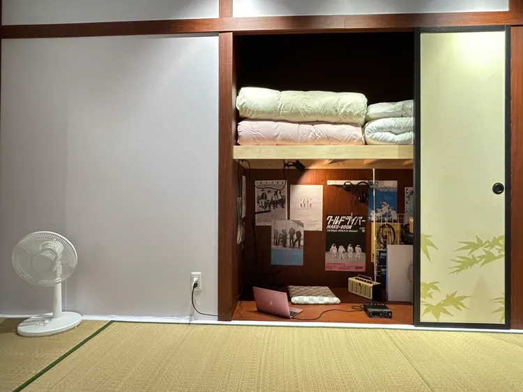 展場重現劇中小孤獨的房間與舞台等經典場景。業者提供