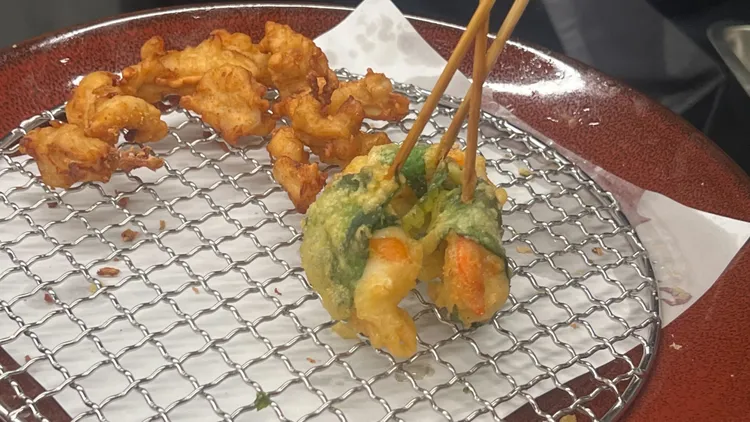 「麻薏蝦仁串炸」揉合麻薏葉微苦回甘的獨特風味。鮮明攝