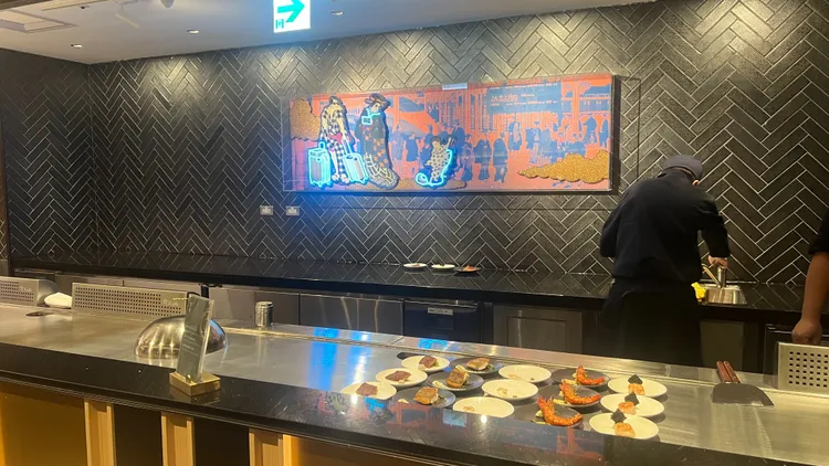 旭集台中店空間設計呈現江戶時代的繁華與當代台中的城市活動完美交織。鮮明攝
