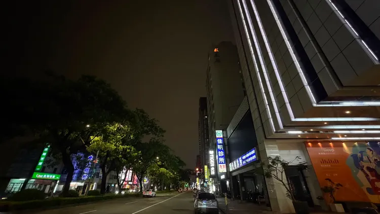 梁志民上周六晚上拍下高雄街頭：七點半，應該是音樂響起、大幕拉開的時候，我卻站在衛武營不遠的街頭，看著紋絲不動的樹梢、晴朗無雲的夜空，心裡還是跟昨晚乍聽到停班停課的時候一樣的納悶，怎麼我看的氣象圖跟官員們看的是不一樣的嗎？」翻攝梁志民臉書