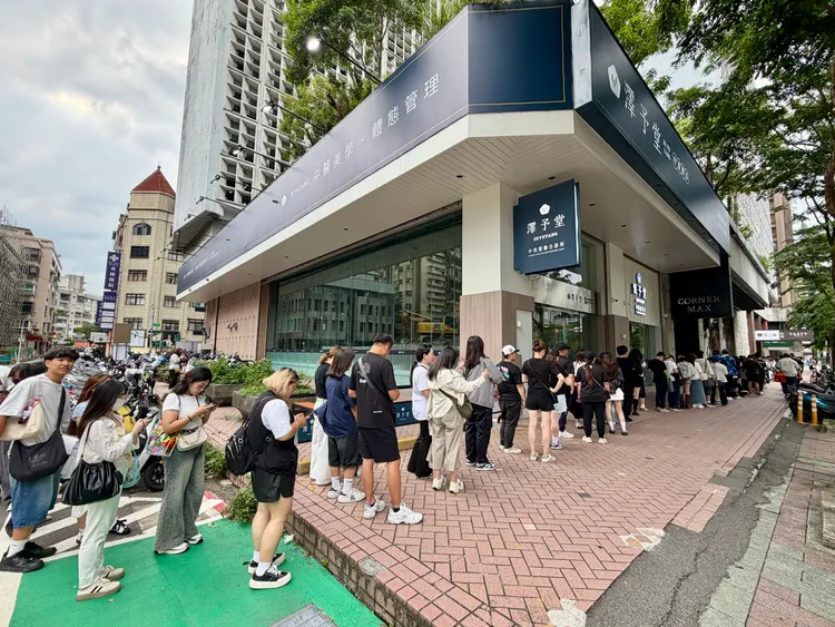 「虎勢盛典」祈福派對吸引約500人排隊入場。莊偉祺攝