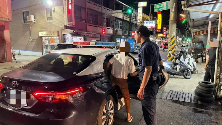 警方為詹男購買區間車票，載他到火車站搭車返回后里。民眾提供
