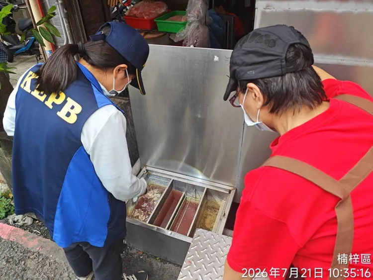 環保局稽查餐飲業及污染水溝。翻攝畫面