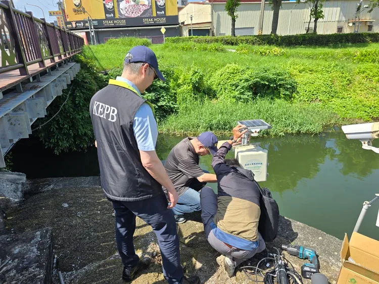 環保局檢測水質。翻攝畫面