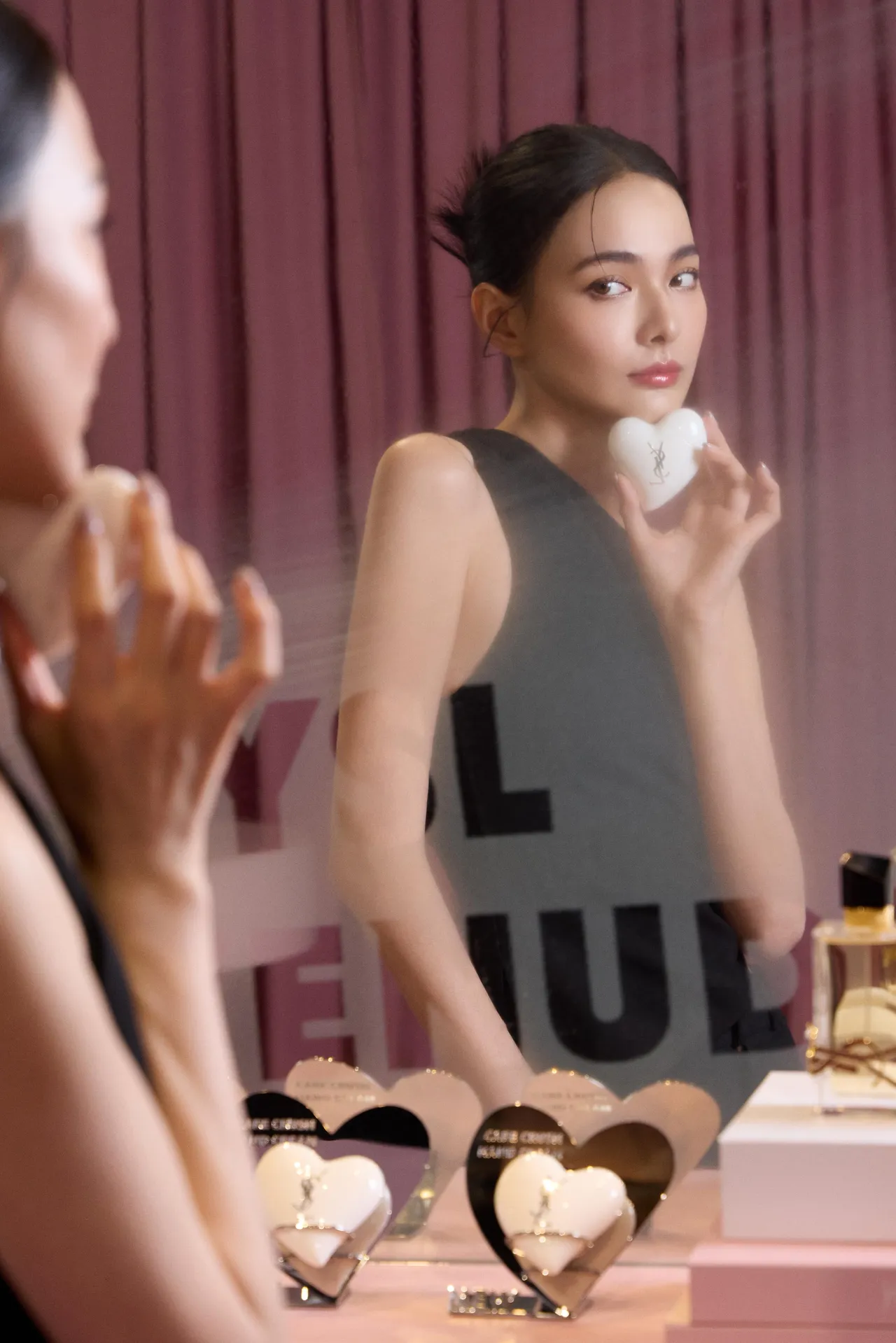 Model示範YSL獵心精華護手霜。品牌提供