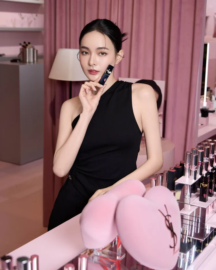 Model示範YSL奢華印記鎖心光唇釉#445輕粉呼喊。品牌提供