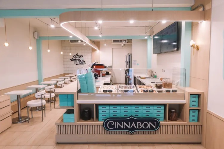 「Cinnabon」赤峰街首店以清新配色打造明亮舒適的內用空間。業者提供