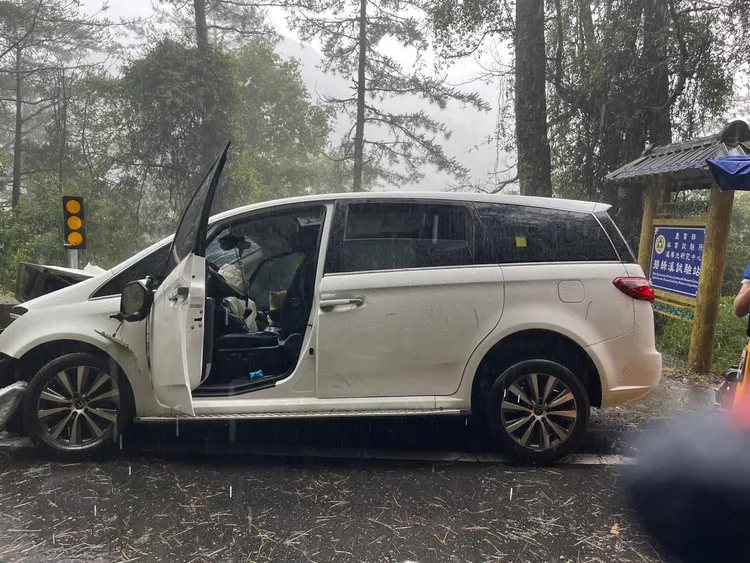 事故時下大雷雨還降下冰雹。民眾提供