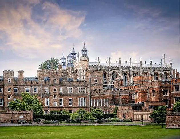 哈利與哥哥威廉都曾就讀英國的伊頓公學。