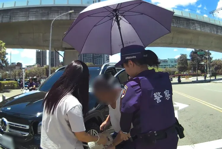 實習警專生陳宥蓁接替撐傘任務，協助男子到陰涼處休息。翻攝畫面