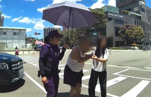 輪椅胎歪難行...烈日卡路中！實習警專生主動協助獲讚賞