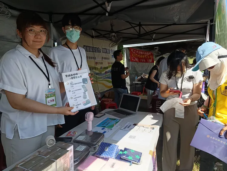 財政部北區國稅局舉辦統一發票推行暨「雲端森呼吸 發票樂生活」租稅宣導健走活動，現場設置宣導攤位及闖關遊戲，鼓勵民眾下載新版統一發票兌獎APP。許麗珍攝
